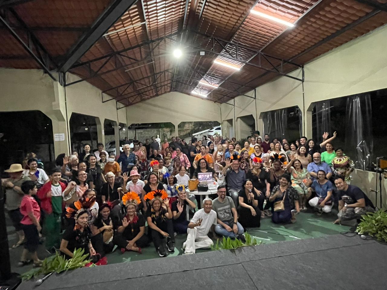 Comunidade de Manaus reunida reunida para saudar os conselheiros. 